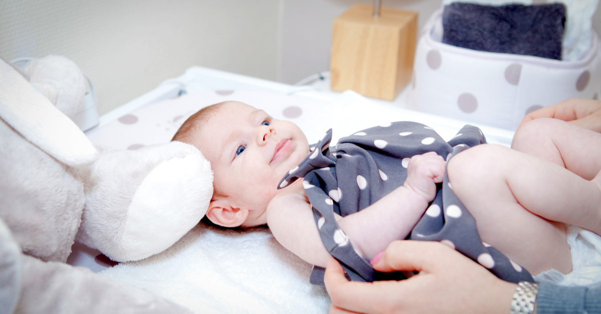 Baby bekommt frische Kleidung nach dem Wickeln