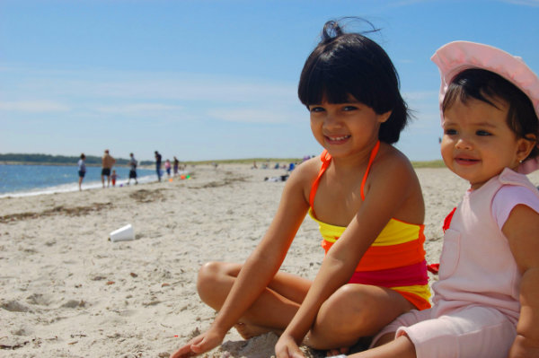 Mädchen mit Tankini am Strand